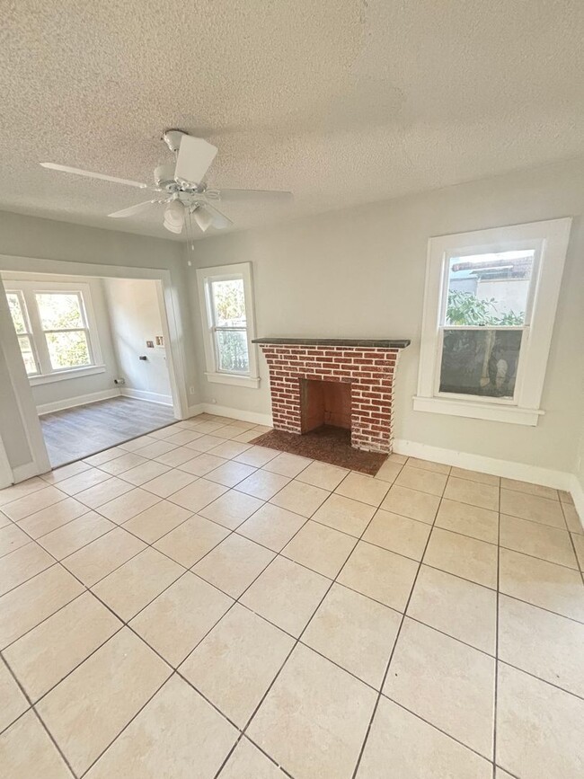 Building Photo - 726 35th Ave S