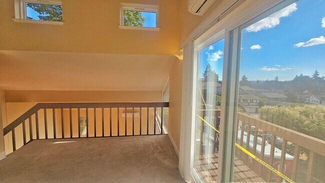 Building Photo - Mercer Island gem - 4 BD 2.5 Ba in Beautiful Mercer Island with new heat pump installed