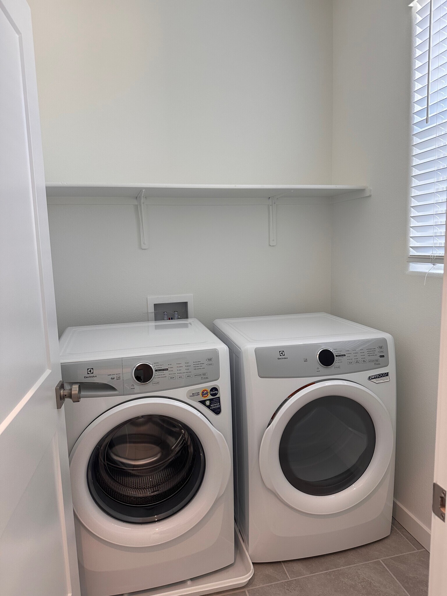 Building Photo - 696 Philip Way