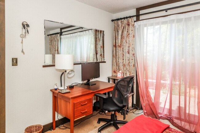 Building Photo - Furnished Lower Unit In Berkeley!