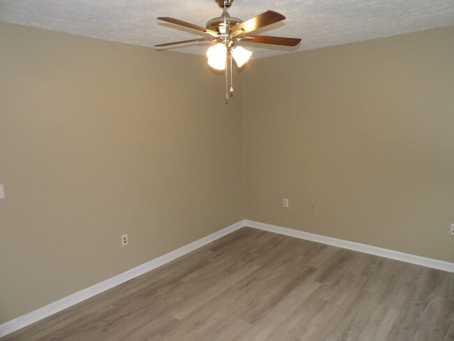 Building Photo - 244 Meadowview Dr