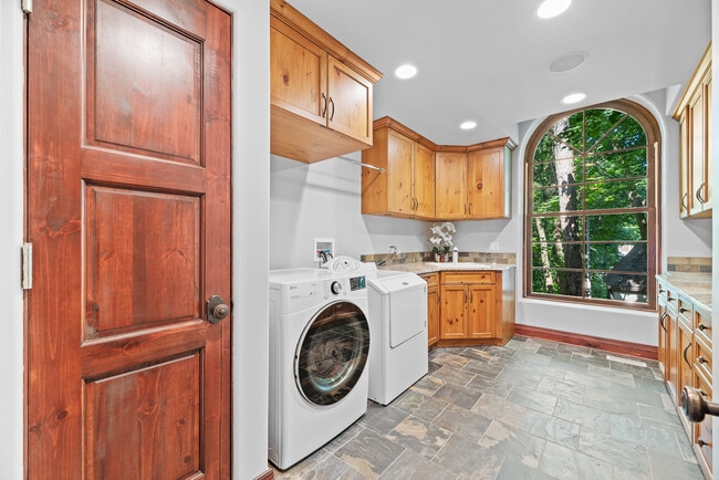 Building Photo - 493 Hazel Ave