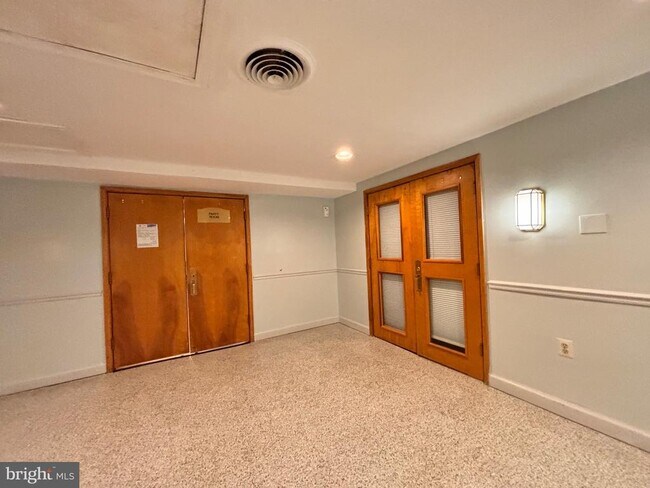 Building Photo - 5340 Holmes Run Pkwy