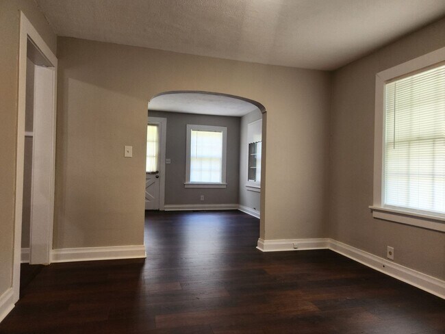 Building Photo - Charming 3-bedroom, 1.5-bathroom home loca...