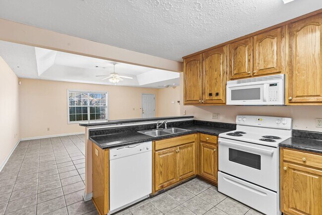 Building Photo - 3 Bedroom/3 Bathroom Home Available In August!