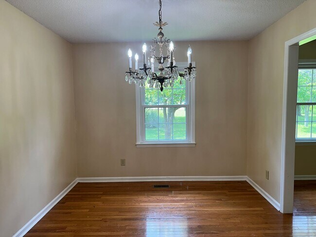 Building Photo - 3 bedroom 1.5 bath on Large Lot