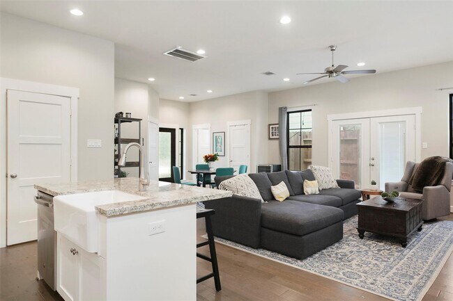 Building Photo - 5905 Petty St