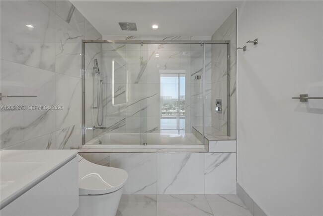 Building Photo - 1170 E Hallandale Beach Blvd
