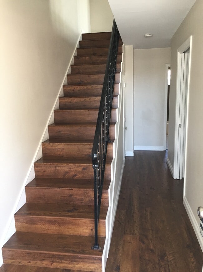 Building Photo - Kahmann Silverstrand Duplex