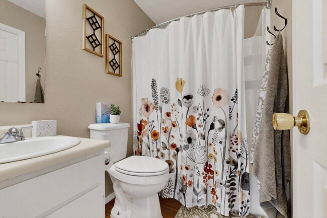 Building Photo - NE 2 Bedroom 2 Bath with Garage