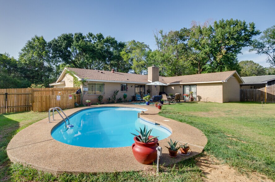 Primary Photo - 5846 Clubview Dr