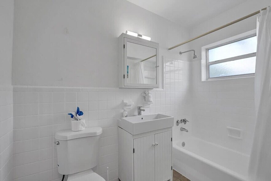 Building Photo - 335 Desoto St