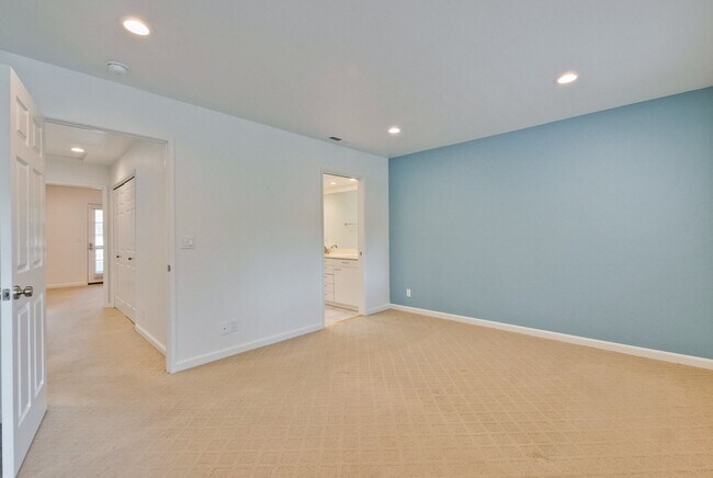 Building Photo - 2-Suite Townhome in Whisman Station Area | Easy Access to 101/237/85