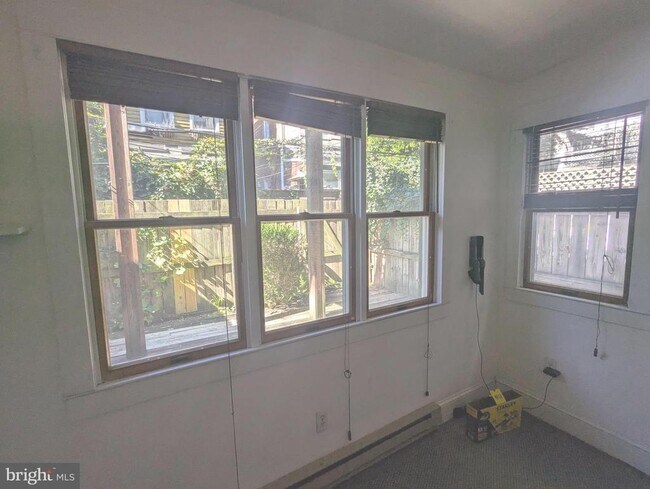 Building Photo - 826 N Woodstock St