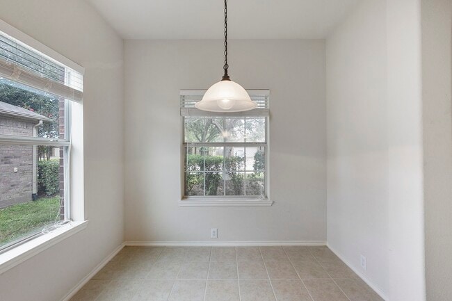 Building Photo - 831 Honeysuckle Vine Dr