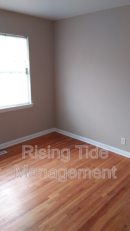 Building Photo - 613 Tree Haven Dr