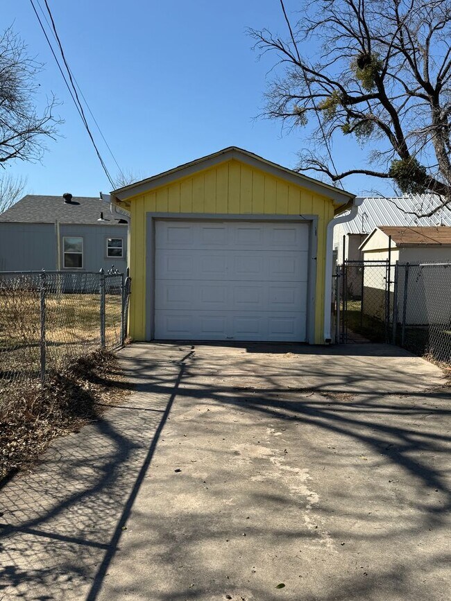 Building Photo - 422 Angelo Blvd