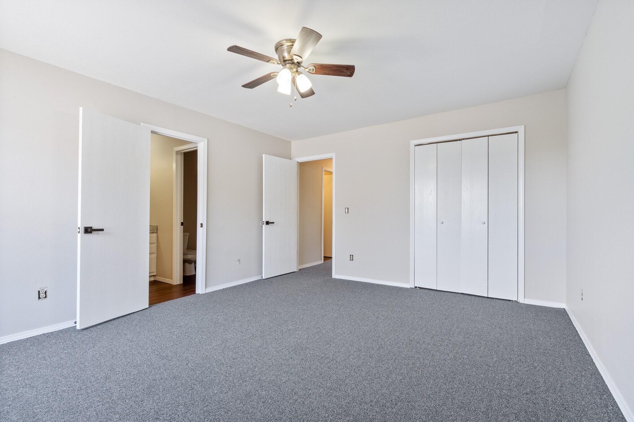 Building Photo - 950 W Eagle St