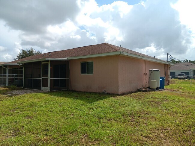 Building Photo - 3 Bedroom 2 Bath Duplex