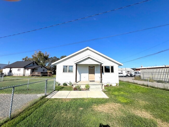 Building Photo - 2 Bed 1 Bath Single Family Home Located in...