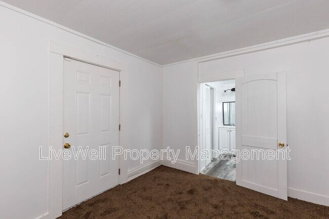 Building Photo - 2427 30th St SW