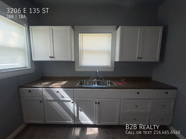 Building Photo - 3206 E 135th St