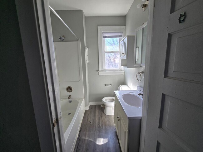 Building Photo - 5 Bedroom House