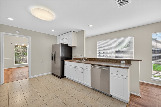 Building Photo - 10815 Shawnbrook Dr
