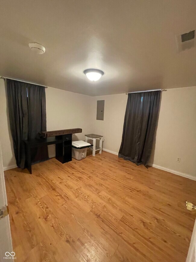 Building Photo - 924 Main St