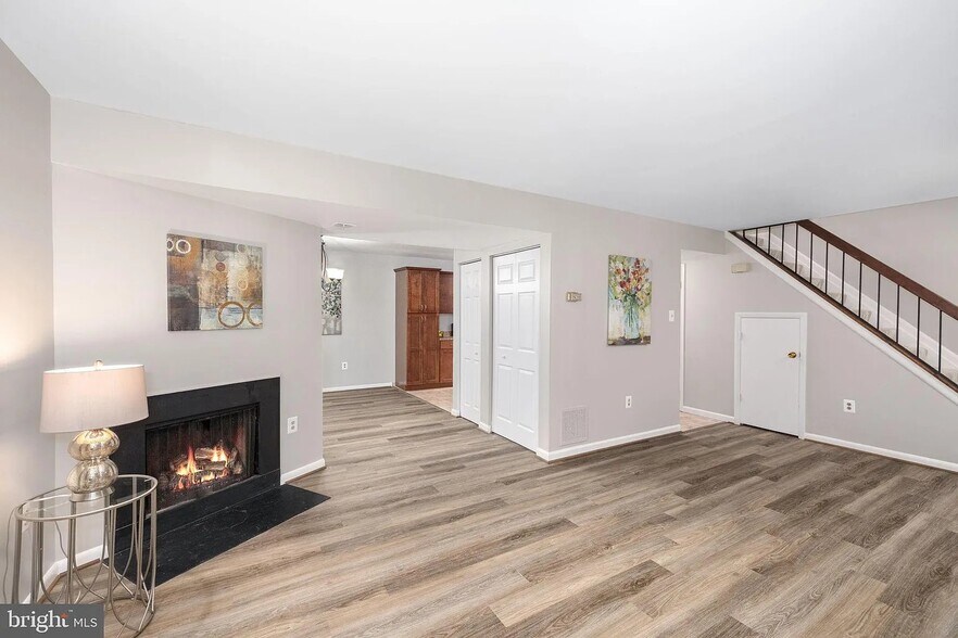 Building Photo - 10673 Spring Oak Ct