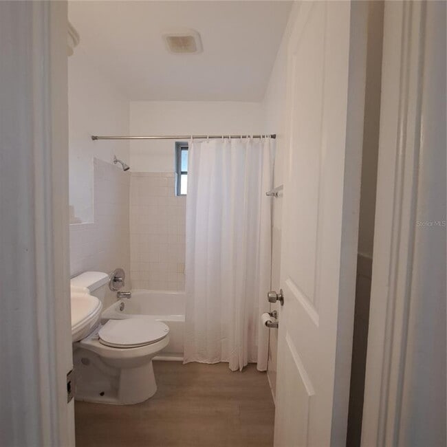 Building Photo - 627 61st Ave S