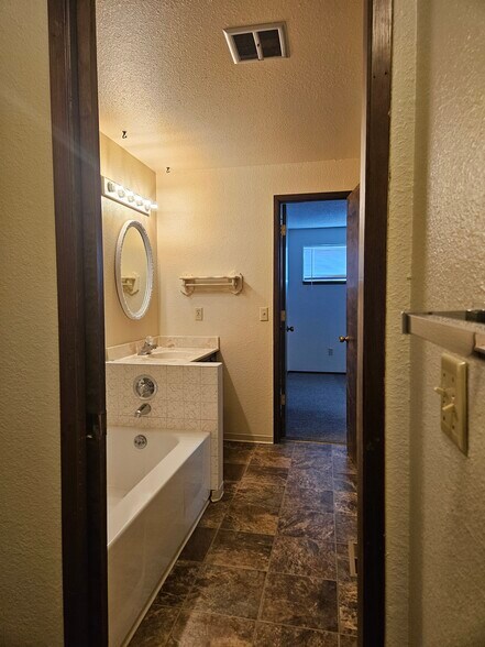 Building Photo - 1839 Peachtree Ln