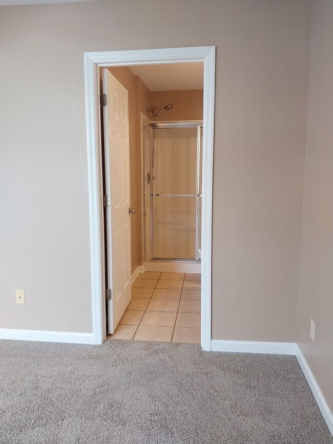 Building Photo - Cute townhome with 3 bd / 2.5 Bath