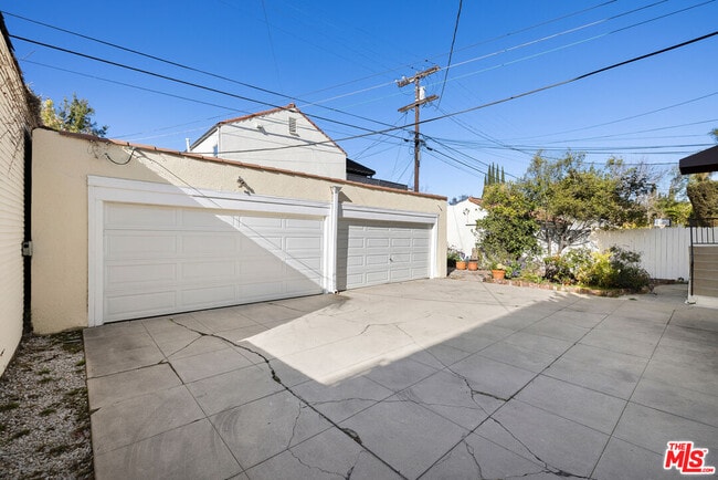 Building Photo - 143 S Mansfield Ave