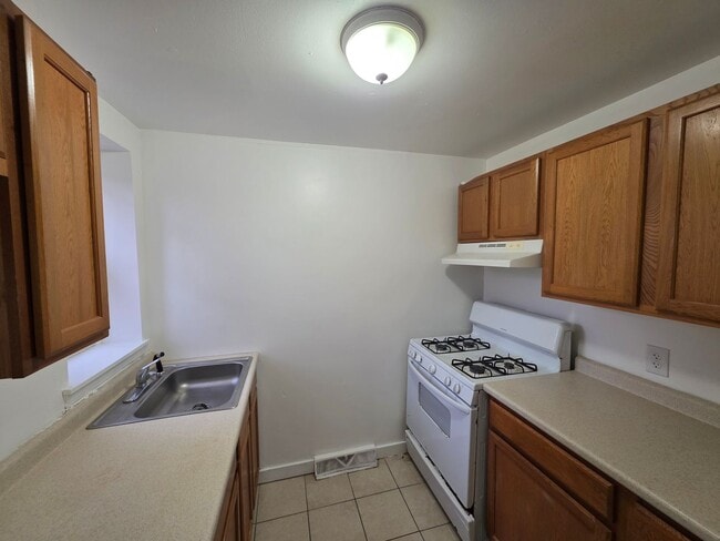 Building Photo - 2208 Lamotte St