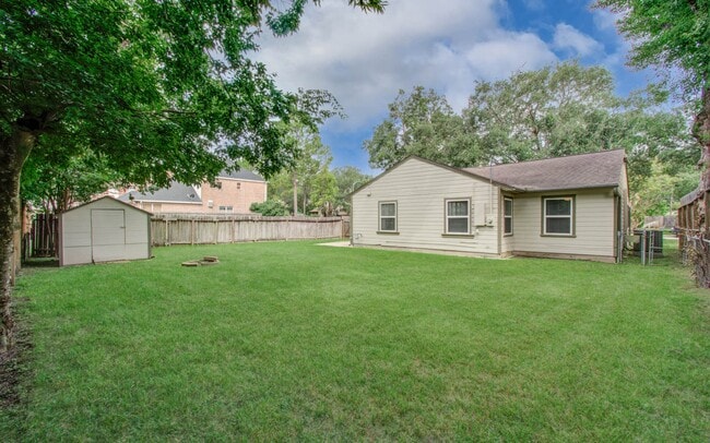 Building Photo - 5519 Huisache St