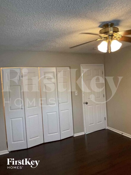 Building Photo - 16211 Fox Ct