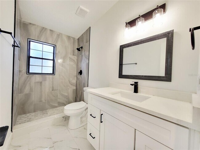 Building Photo - 2511 Drake Dr