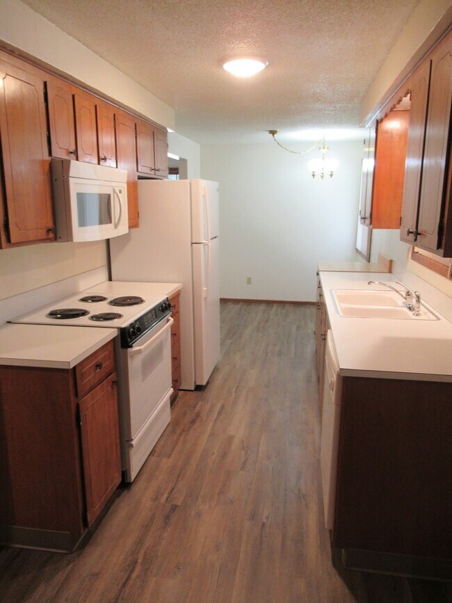 Building Photo - Three Bedroom Duplex in South Salem