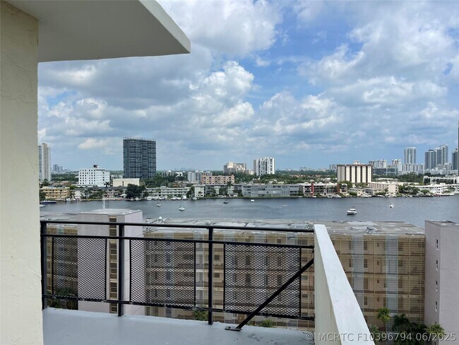 Building Photo - 401 Golden Isles Dr