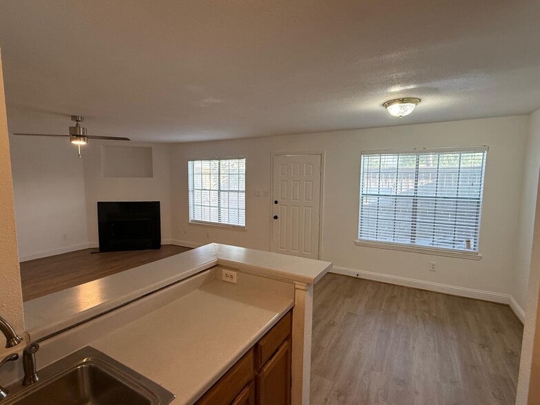 Building Photo - 8243 Creekbend Dr