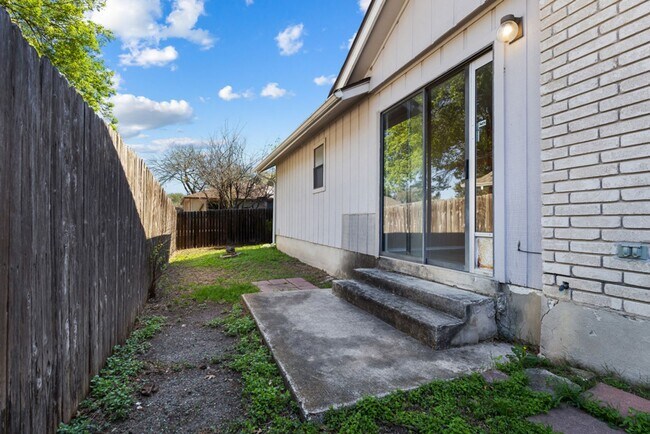 Building Photo - 3 Bedroom/2 Bath Applecreek Subdivision