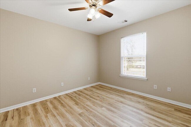 Building Photo - Beautiful 3BR Home in Lakeshore – Private Yard – Prime Port Wentworth Location