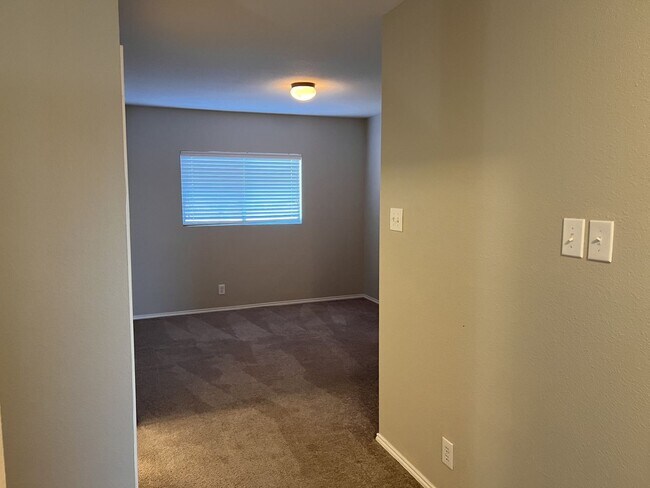 Building Photo - Beautiful two-story home in the desirable Silver Oaks community!