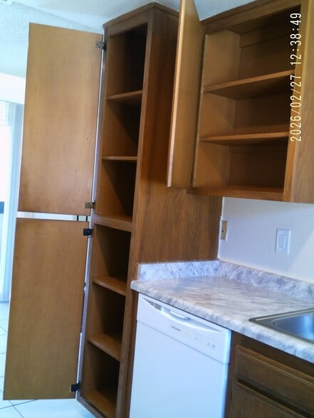Kitchen Cabinets - 1113 Seabreeze Way