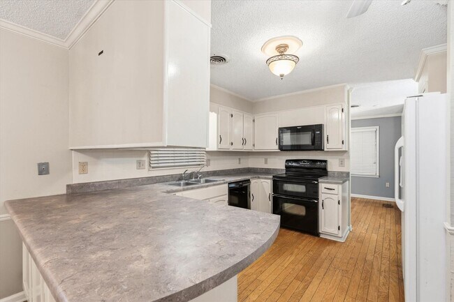 Building Photo - 4-BED, 2-BATH ALL-BRICK HOME NEAR JONESBORO COUNTRY CLUB!