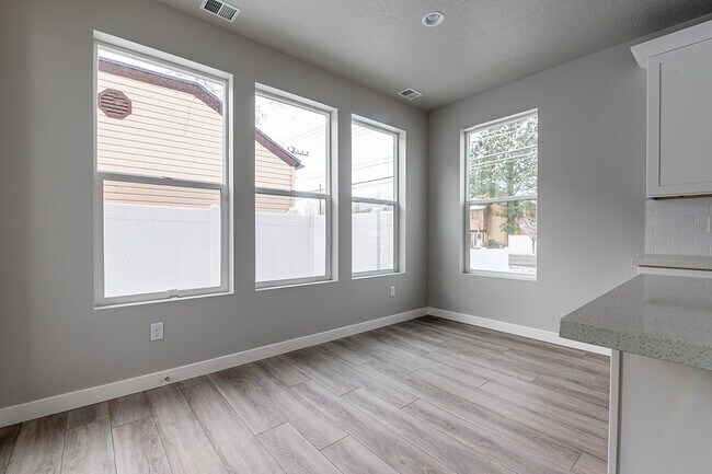 Building Photo - 712 E Zekes Ct