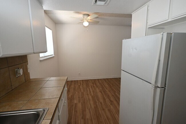 Building Photo - 2301 Stewart Ave #C C