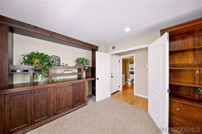 Building Photo - 3 Bedroom 3.5 Bathroom Townhouse in Sunset Cove