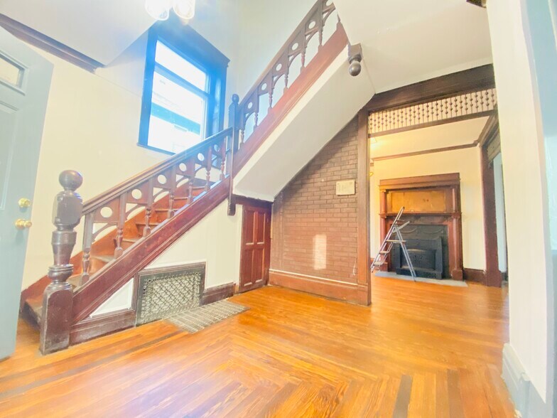 Building Photo - 1337 Madison St